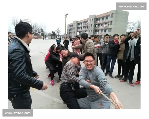 双脚扎地汗水飞溅力量对抗中的拔河瞬间全景动作描写与呐喊呼吸节奏